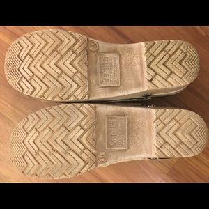 Sanita clogs in like new condition!